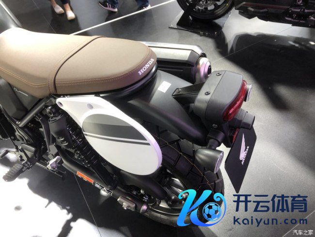 QJMOTOR闪500 亮相北京摩展 守旧风情引颈潮水